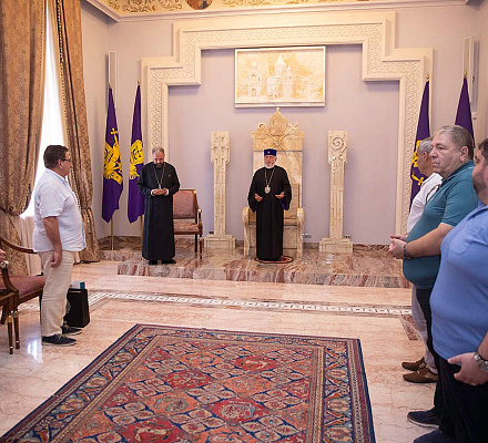 Католикос Всех Армян принял болгарских армянских паломников