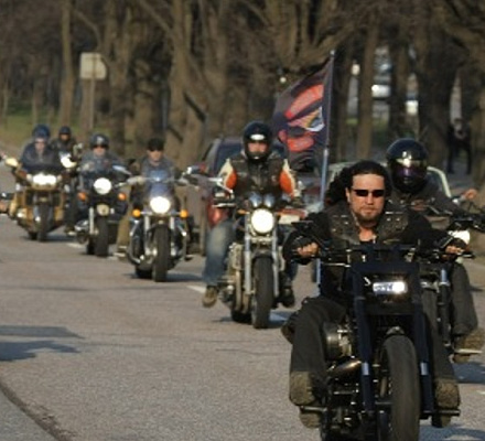 Jaroslawl-Biker und Angestellte der staatlichen Verkehrsaufsicht machten zusammen eine religiöse Prozession