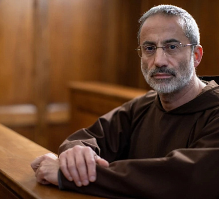 Проповедник Папы Римского рассказывает о своей человечности, возвращении к вере и о том, как быть "экспертом" по Библии