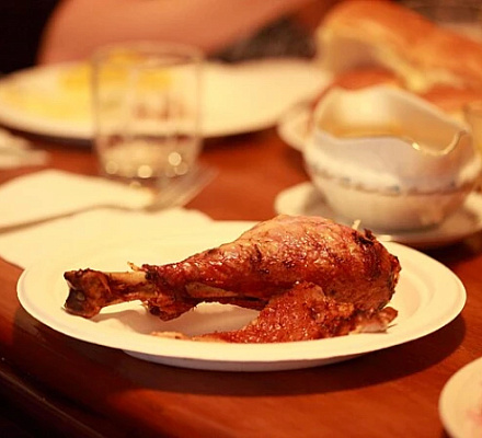 Благодарим, раздавая еду: Волонтеры Общества святого Винсента де Поля обслуживают нуждающихся