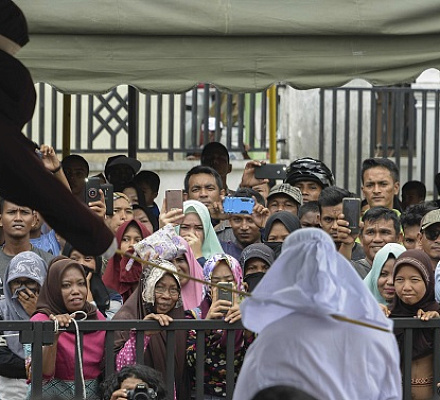 In Indonesien wurden christliche Ehemänner und Ehefrauen öffentlich ausgepeitscht, 'weil sie mit Elementen der Aufregung gespielt hatten'.