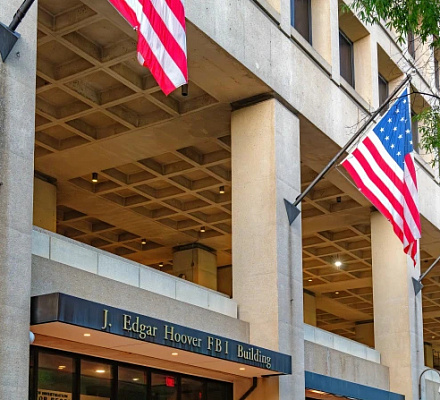 Судебный комитет Сената: Антикатолические тексты обнаружены еще в 13 документах ФБР времен Байдена