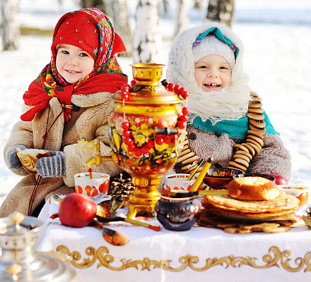 In der Kaluga-Region auf Maslenitsa wird die 'menschenfressende Kronenburg' niedergebrannt.