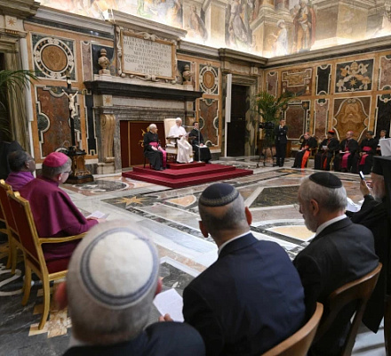 Папа Лев XIV встречается с лидерами конфессий в Ватикане, призывает к синодальности и диалогу