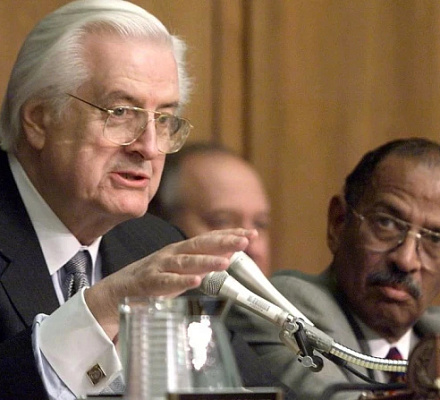 Кто такой Генри Хайд? Чиновники штата Иллинойс пытаются очистить имя законодателя, выступающего за сохранение жизни