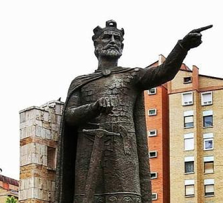 Памятник святому князю Лазару Хребеляновичу в Косовской Митровице (Сербия)
