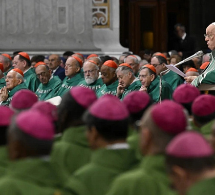 На заключительной мессе синода Папа Франциск призывает к "Церкви, которая слышит крик мира