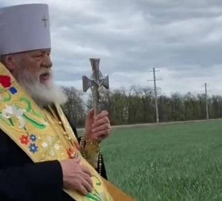 Auf den Feldern und in den Kirchen der Ukraine werden Gebete erhört, um Regen herabzusenden