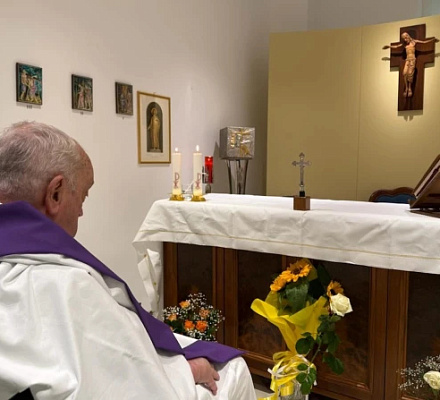 Первая фотография Папы Франциска после поступления в больницу