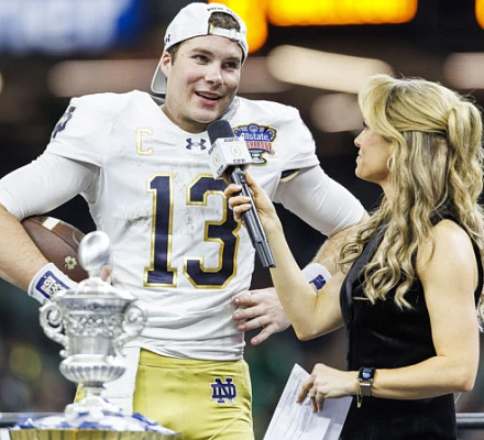 Победа или поражение, но игроки воздают славу Иисусу во время плей-офф футбольного колледжа