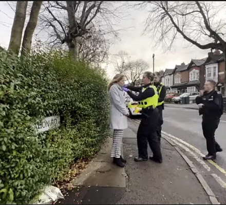 Почти 60 000 человек присоединились к призыву премьер-министра Великобритании защитить право на тихую молитву