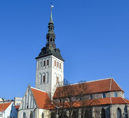Glocken estnischer Kirchen fordern die Behörden auf, den Zugang zu Kirchen zu öffnen