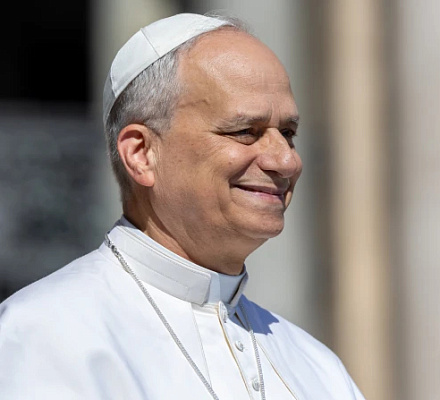 Папа Лев XIV говорит, что брак - это "не идеал, а мера истинной любви между мужчиной и женщиной".