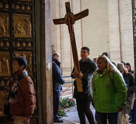ФОТОГРАФИИ: Паломники со всего мира проходят через Святые двери базилики Святого Петра