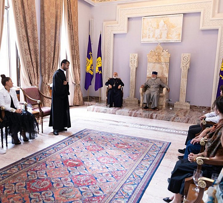 Католикос Всех Армян принял юных паломников Восточно-Армянской епархии США