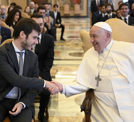 Папа Франциск: Молодые люди могут быть "ремесленниками надежды" в условиях проблем с психическим здоровьем