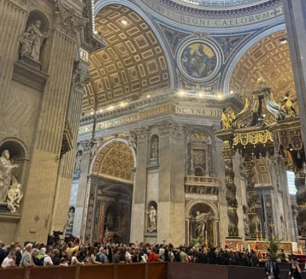 Скорбь и печаль в бесконечных очередях на прощание с Папой Франциском