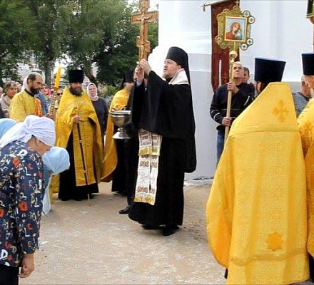 Ein Teil des heiligen lebensspendenden Kreuzes wurde in das Epizentrum des Erdbebens im Ural gebracht