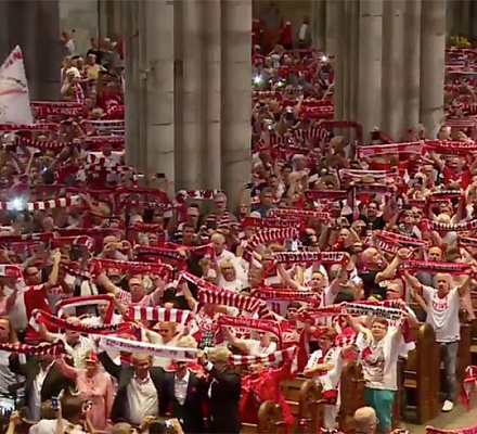 Fans des FC Köln beten gemeinsam im größten Dom Deutschlands