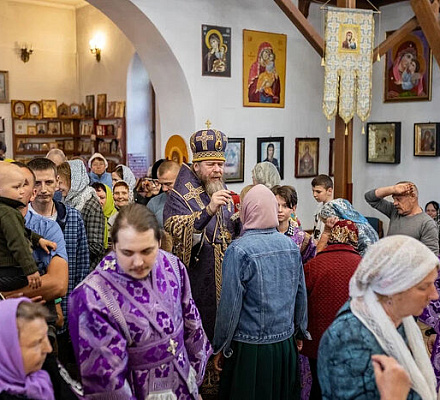 Митрополит Тихон возглавил всенощное бдение в храме Преподобного Амвросия Оптинского