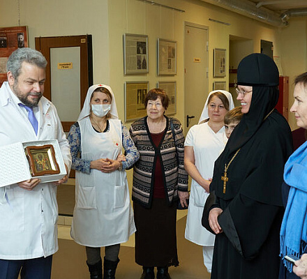 Настоятельница Марфо-Мариинской обители передала в дар больнице святителя Алексия уникальную икону