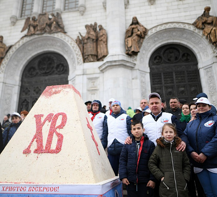Zar Ostern in einer Tonne Gewicht wurde allen in der Kathedrale Christi des Erlösers in Moskau geschenkt