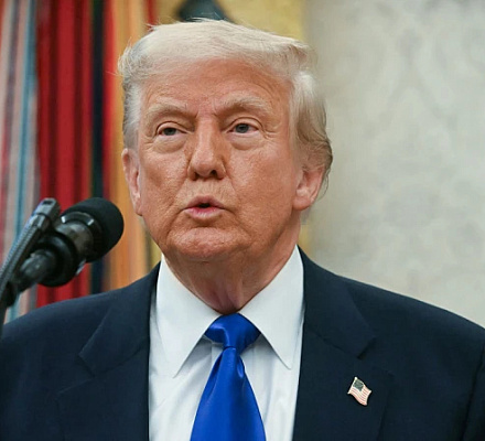 UPDATE: Трамп отвергает критику в адрес AI-изображения, на котором он изображен в качестве Папы: 'Католикам это понравилось'