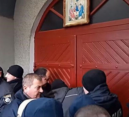 Захвачен храм Черновицко-Буковинской епархии Украинской Православной Церкви в селе Ржавинцы