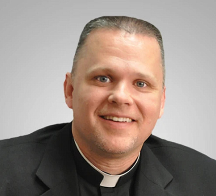 Католический священник называет догму о непорочном зачатии "ключом ко всему" и обсуждает новый фильм