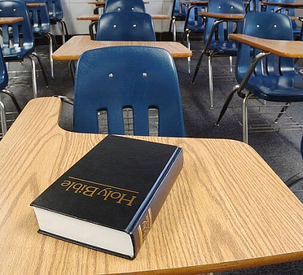 Техас: из библиотек школьного округа изъяли Библию из-за закона, запрещающего "материалы откровенного содержания"