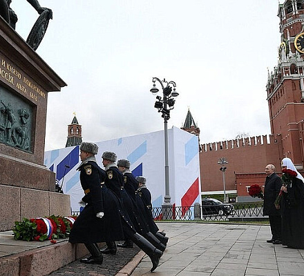 Президент России и Предстоятель Русской Церкви возложили цветы к памятнику Кузьме Минину и Дмитрию Пожарскому на Красной площади