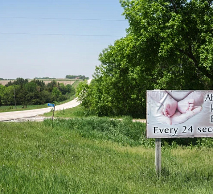 Избиратели в Небраске будут выбирать между двумя конкурирующими мерами по борьбе с абортами