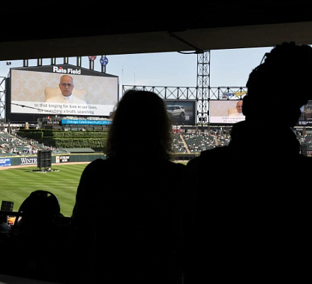 Папа Лев XIV призывает молодых людей быть 'маяками надежды' на мероприятии в Чикаго