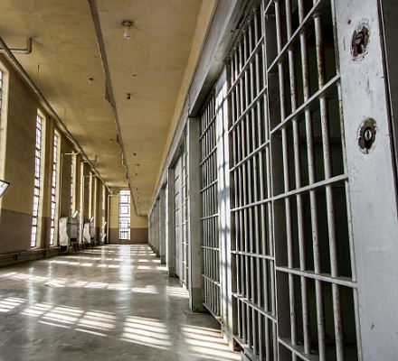 Сенаторы кричат о том, что религиозные группы якобы не могут участвовать в тюремной программе