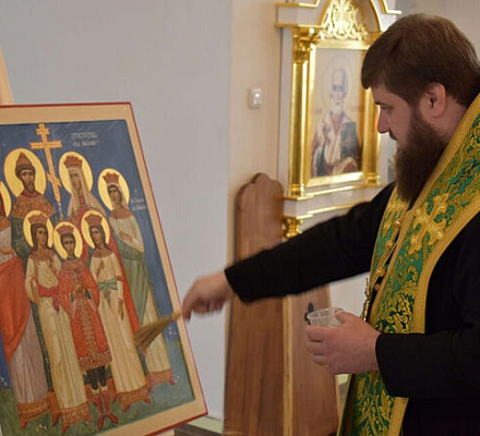 Епископ Енисейский и Лесосибирский Игнатий освятил икону Царственных страстотерпцов