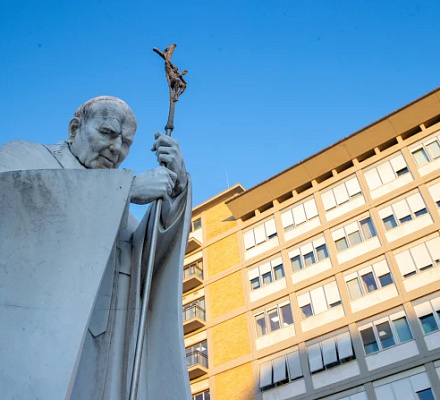 LIVE UPDATES: Папа Франциск получает пепел на 20-й день пребывания в больнице