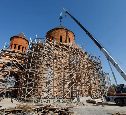 Die im Bau befindliche armenische Kirche in Wolgograd wurde mit einem drei Meter hohen Kreuz gekrönt