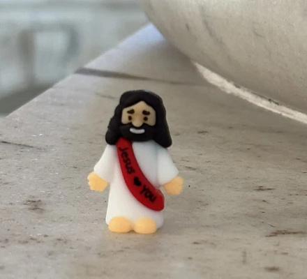 Крошечные фигурки Иисуса, оставленные в Капитолии США в соответствии с тенденцией TikTok