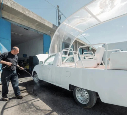 Последний подарок Папы Франциска Газе: Папский автомобиль, превращенный в передвижную клинику