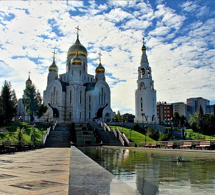 Orthodoxe Priester aus den Philippinen werden in der Kathedrale von Khanty-Mansiysk liturgisch praktiziert