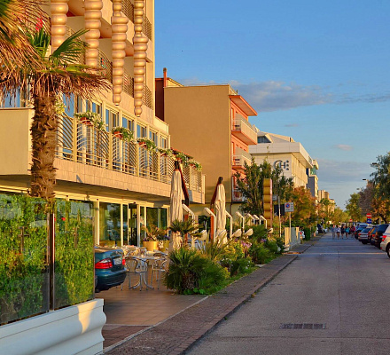 Der Rektor des Riccione-Tempels installiert einen Automaten für religiöse Gegenstände