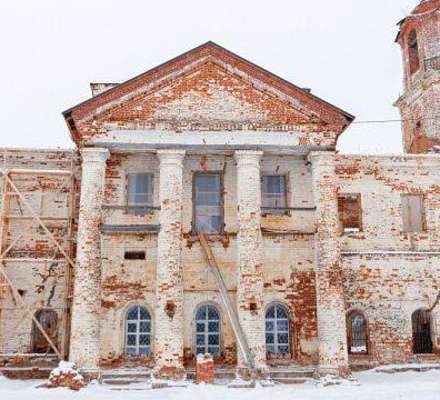 In Baschkortostan Yumatov restaurieren die Anwohner selbst die historische Verklärungskirche