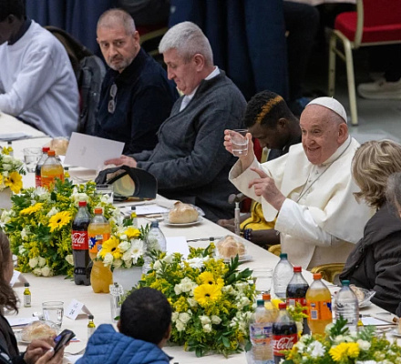 Папа Франциск проведет воскресный обед с 1300 гостями во Всемирный день бедных