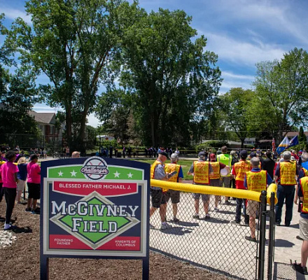 Рыцари "выкладываются по полной", чтобы собрать средства на бейсбольное поле для спортсменов с особыми потребностями