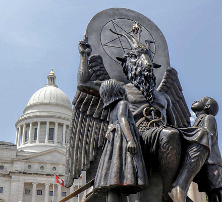 «Они уже не прячутся». Кто устанавливает памятники дьяволу