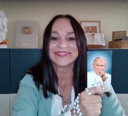 Будучи атеисткой 35 лет, она вновь встретилась с Богом у гробницы Иоанна Павла II