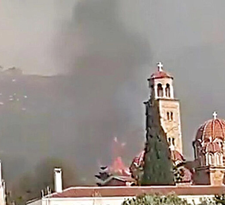 Монастырь святого Ефрема в Неа-Макри в последнюю минуту спасен от лесного пожара