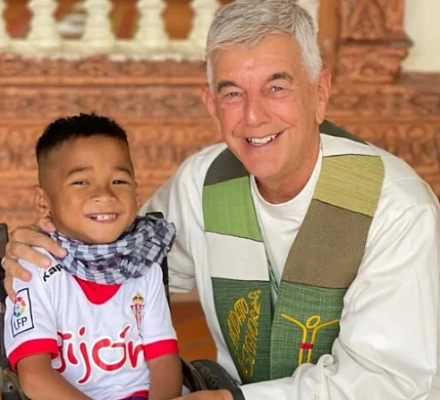 Епископ на инвалидной коляске: Отец Кике Фигаредо посвящает свое служение инвалидам в Камбодже