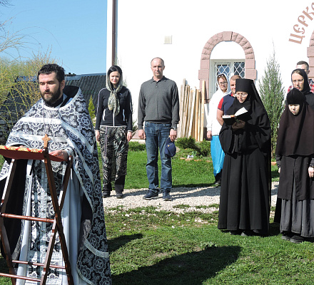 Ein Zedernhain wird im Mariä Himmelfahrt-Kloster in der Nähe von Przemysl erscheinen
