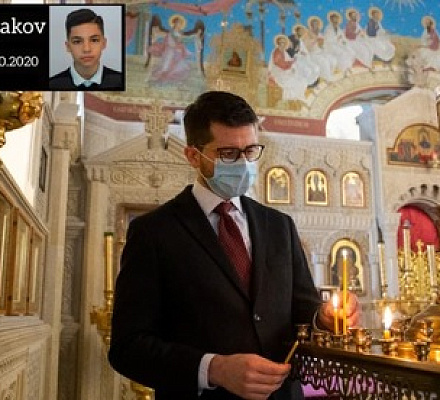 Der israelische Diplomat zündete eine Kerze für die Ruhe eines bei Feindseligkeiten getöteten Teenagers an